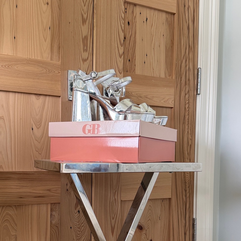 Gianni Bini Silver Platform Sandal Box Illustration